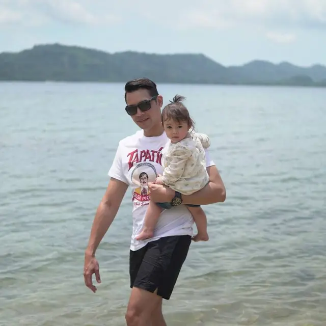 Ajak Buah Hati ke Pantai, Ini 7 Momen Liburan Asmirandah dan Jonas Rivanno