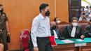 Bharada Richard Eliezer Pudihang Lumiu atau Bharada E (kiri) bersiap menjalani sidang perdana terkait kasus dugaan pembunuhan berencana Brigadir Yosua Hutabarat alias Brigadir J di Pengadilan Negeri Jakarta Selatan, Selasa (18/10/2022). Jaksa Penuntut Umum (JPU) dalam dakwaannya menyebut Bharada E tergerak mengikuti rencana Ferdy Sambo. (Liputan6.com/Angga Yuniar)