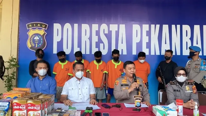 Konferensi pers kasus penusukan pelatih sepakbola yang juga polisi di Polresta Pekanbaru.