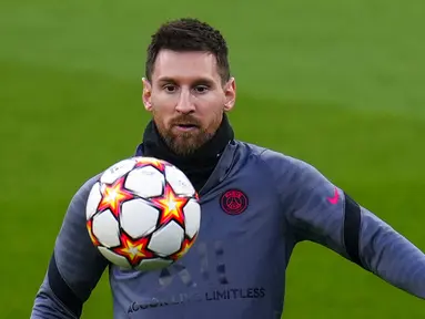 Pemain Paris Saint-Germain Lionel Messi mengontrol bola saat sesi latihan di Stadion Bernabeu, Madrid, Spanyol, 8 Maret 2022. Paris Saint-Germain akan menghadapi Real Madrid pada pertandingan sepak bola Liga Champions. (AP Photo/Manu Fernandez)