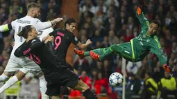 Pemain Paris St Germain Zlatan Ibrahimovic (kiri) berebut bola dengan Kiper Real Madrid Keylor Navas pada lanjutan Liga Champions di Stadion Santiago Bernabeu, Madrid, Selasa (3/11/2015) (AFP PHOTO / Curto De La Torre)