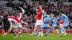 Pemain Arsenal (kiri) bereaksi setelah pemain Manchester City Rodrigo mencetak gol pada pertandingan sepak bola Liga Inggris di Stadion Emirates, London, Inggris, 1 Januari 2022. Manchester City menang 2-1. (AP Photo/Matt Dunham)