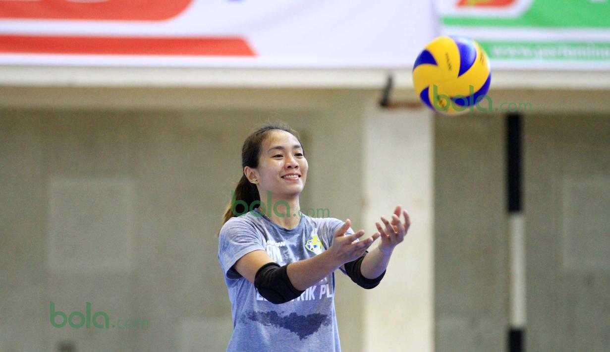 Berlian Marsheilla tetap bersemangat saat berlatih bersama  Jakarta Elektrik PLN pada Lanjutan Proliga 2016 di Gor Ken Arok, Malang, Minggu (21/2/2016). (Bola.com/Nicklas Hanoatubun)