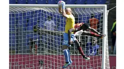 Kiper SSC Napoli,  Pepe Reina  mengamankan bola dari kejaran pemain AS Roma, Antonio Rudiger pada lanjutan Serie A Italia, (25/4/2016). (REUTERS/Max Rossi)