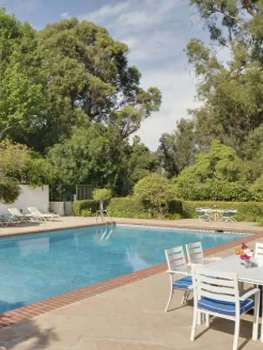 Tak hanya itu saja, rumah Taylor Swift juga terdapat kolam renang, dan fasilitas olahraga seperti lapangan teninis. (celebuzz/Bintang.com)