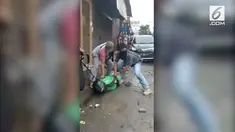 Densus 88 tangkap ojek online dan penjual susu yang diduga sebagai teroris di Medan, Sumatera Utara.
