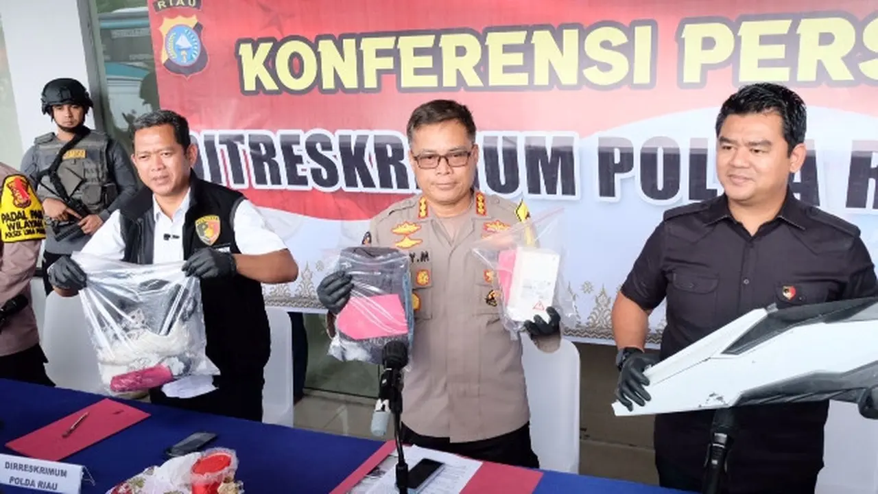 Konferensi pers penangkapan jambret di Polda Riau yang menewaskan korbannya.