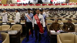 Sejumlah pegawai melakukan gladi resik di Gedung Kura-Kura di Kompleks Parlemen Senayan, Jakarta, Kamis (15/8/2019). Gladi tersebut dilakukan untuk persiapan menjelang pidato presiden dalam rangkaian sidang tahunan MPR, DPR dan DPD 16 Agustus 2019 mendatang. (Liputan6.com/Johan Tallo)