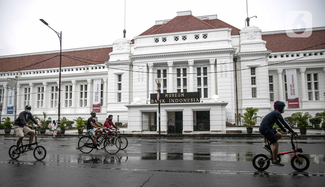 Pesepeda melintasi Museum BI saat uji coba penerapan zona rendah emisi di Kota Tua, Jakarta, Minggu (20/12/2020). Selama penerapan zona rendah emisi, kawasan Kota Tua hanya bisa dilalui pejalan kaki, pesepeda, angkutan umum, dan kendaraan khusus yang lulus uji emisi. (Liputan6.com/Faizal Fanani)