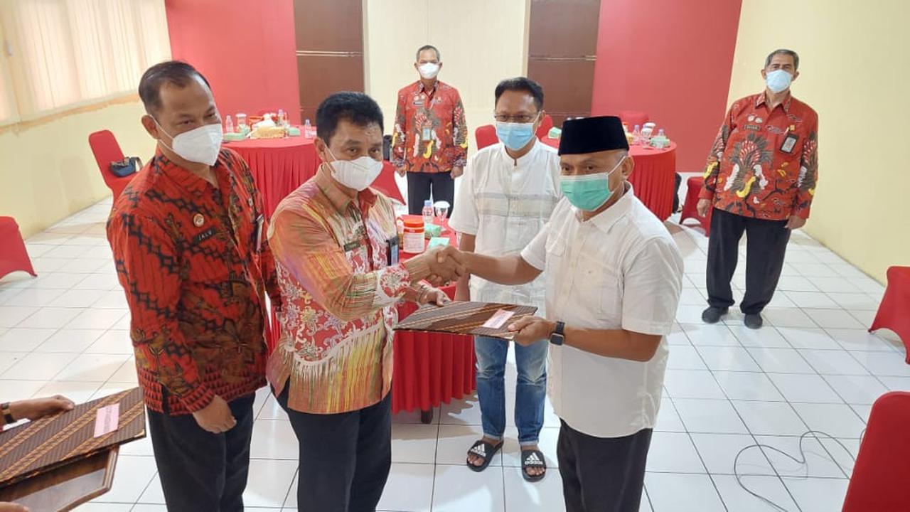 Kadiv Pemasyarakatan Teguh Wibowo usai menyerahkan sertifikat kepada Nelson Sembiring dan Sucipto. (Dian Kurniawan/Liputan6.com)