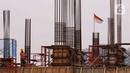 Pekerja tengah membangun gedung bertingkat di kawasan Jakarta, Rabu (5/1/2022). Upah yang awalnya hanya naik 0,85 persen atau Rp 38.000, direvisi menjadi 5,1 persen atau Rp 225.667 per bulan, sehingga nilai UMP 2022 menjadi Rp 4.641.854 per bulan. (Liputab6.com/Angga Yuniar)