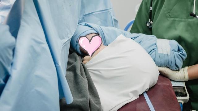 Kesha Ratuliu Melahirkan