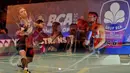 Tunggal putra Denmark, Jan O Jorgensen disaksikan pendukungnya saat bertanding melawan Kento Momata asal Jepang di final Indonesia Open Superseries Premier 2015, Jakarta, Minggu (7/6/2015). Kento menang 16-21, 21-19, 21-7. (Liputan6.com/Andrian M Tunay)
