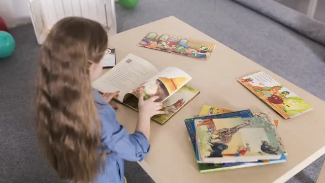 2. Gunakan Cerita dan Buku Bergambar