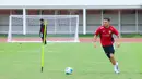 Diketahui, pertandingan ini menjadi momen penting upaya pelatih Indra Sjafri untuk menyiapkan komposisi dan strategi terbaik tim asuhannya. Tampak dalam foto, pemain Timnas Indonesia U-22 saat sesi latihan resmi jelang laga melawan Mali di Stadion Madya, Senayan, Jakarta, Jumat (14/11/2025). (Bola.com/M Iqbal Ichsan)
