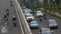 Pengendara motor melintas di Jalan Layang Non Tol Kampung Melayu arah Tanah Abang, Jakarta, Senin (9/1). Meski sudah dipasang rambu dilarang melintas, pengendara motor nekat melintasi JLNT Kampung Melayu-Tanah Abang. (Liputan6.com/Immanuel Antonius)