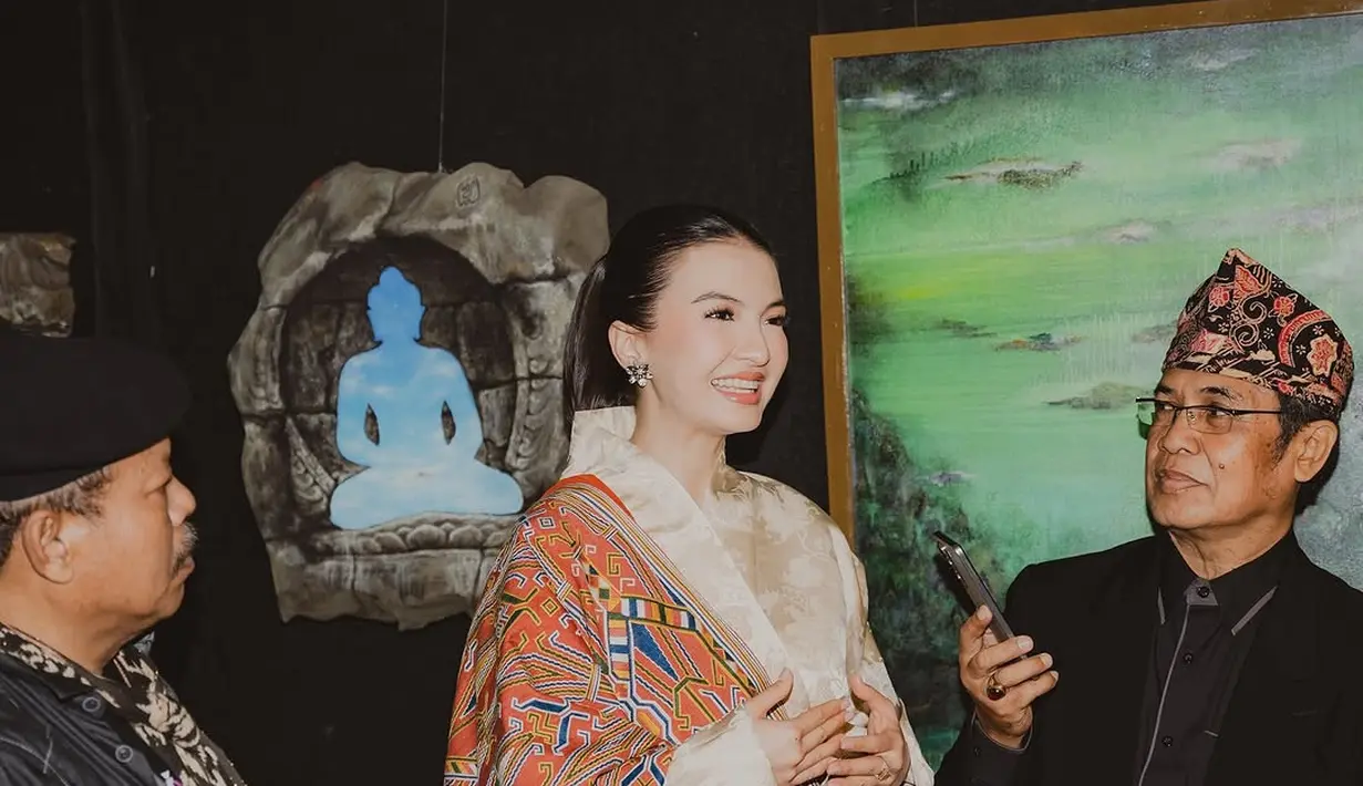 Salah satu acara yang ia hadiri adalah Pagelaran Seni Rupa berbasis Nusantara di Perpusatakaan Nasional. Staf Khusus Kementerian Komunikasi dan Digital ini tunjukkan rasa menghargai untuk UMKM lokal. [Foto: Instagram/ Raline Shah]
