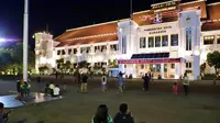 Suasana Taman Surya Surabaya saat malam hari. (Istimewa)