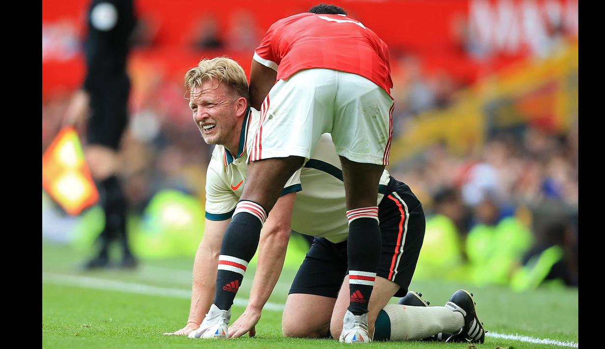 Liverpool beberapa kali mendapatkan peluang emas, salah satunya lewat Dirk Kuyt. Sayang, tendangannya harus membentur tiang gawang. (AFP/Lindsey Parnaby)