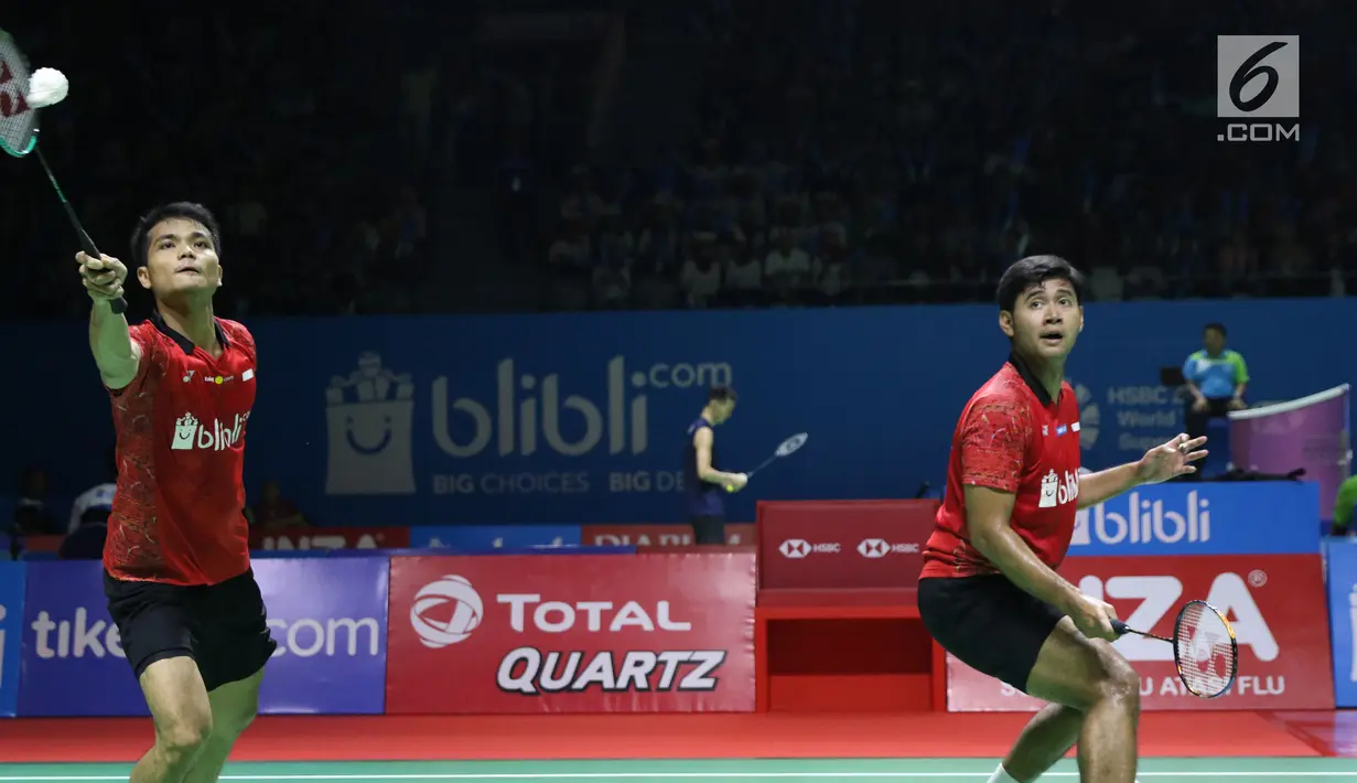 Ganda putra Indonesia, Ricky Karandasuwardi/Angga Pratama mengembalikan kok ke arah He Jiting/Tan Qiang (China) pada 32 besar Indonesia Open 2018 di Istora GBK, Jakarta, Rabu (4/7). Ricky/Angga unggul 16-21, 21-17, 26-24. (Liputan6.com/Helmi Fithriansyah)