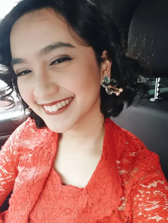 Rachel Amanda memang sering tampil tidak dengan balutan makeup yang tebal. Namun saat dirinya mengenakan makeup yang cukup tebal pu, dirinya tetap terlihat segar dan memesona. (Liputan6.com/IG/@auroramanda95)