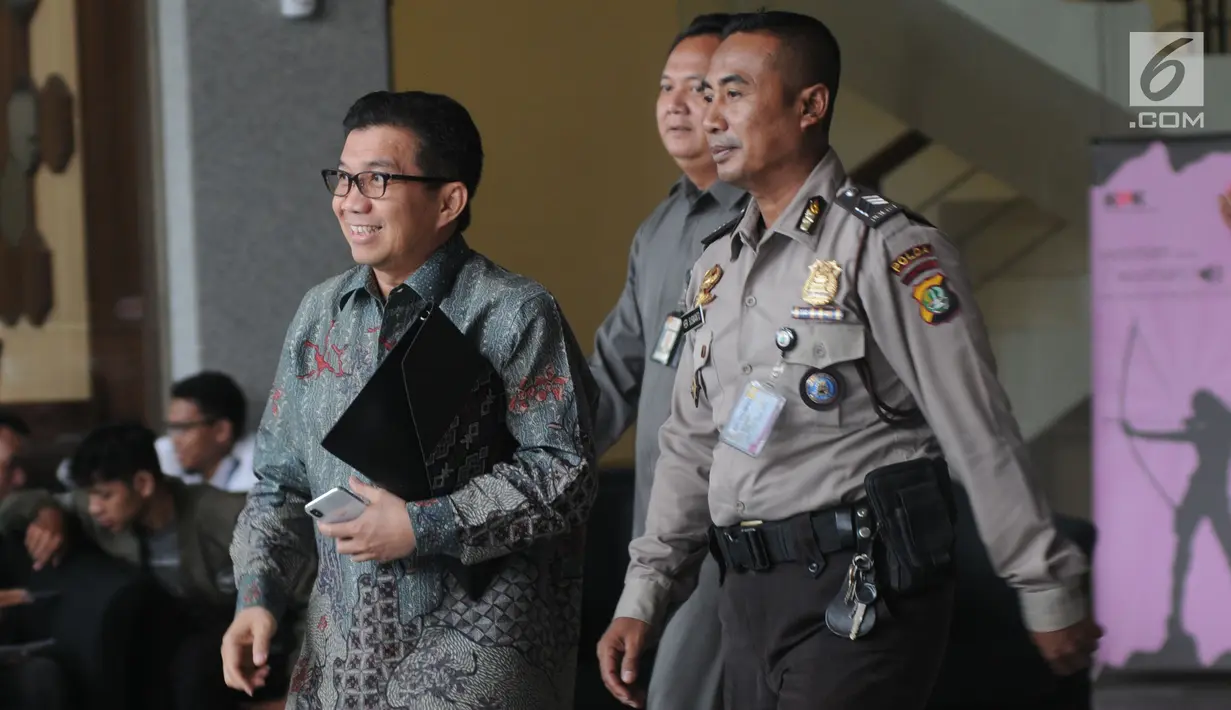 Mantan Deputi Gubernur Bank Indonesia Muliaman D Hadad (kiri) usai menjalani pemeriksaan oleh penyidik di Gedung KPK, Jakarta, Senin (27/5/2019). Muliaman diperiksa untuk dimintai keterangan terkait pengembangan kasus Bank Century. (merdeka.com/Dwi Narwoko)