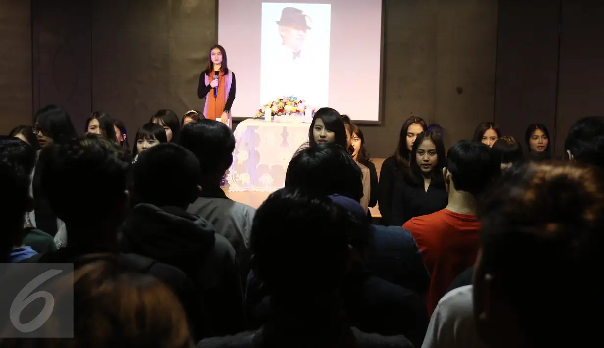 Suasana mengheningkan cipta dan doa bersama di JKT48 Theater, Jakarta, Senin (27/03). Fans dan member JKT 48 menghadiri acara mengheningkan cipta dan doa bersama untuk mendiang Inao Jiro selaku General Manager JKT48. (Liputan6.com/Herman Zakharia)