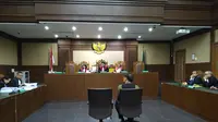 Direktur Utama PT Grand Kartech, Kenneth Sutardja, saat mendengarkan tuntutan jaksa di Pengadilan Tipikor, Kamis (1/8/2019). (Merdeka.com/
Yunita Amalia)