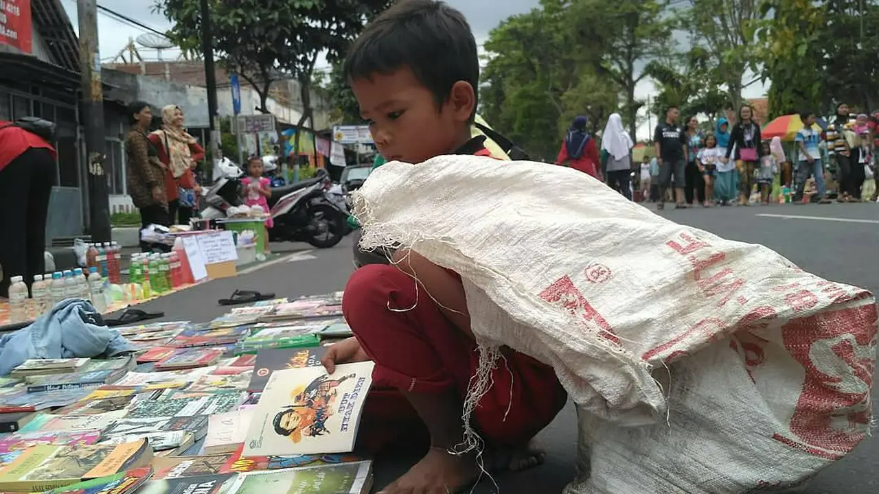 Dua Bocah Ini Buktikan Minat Baca Dikalangan Anak-Anak Masih Ada