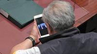 Seorang oknum anggota politisi DPR ketahuan sedang menikmati konten porno melalui handphone.