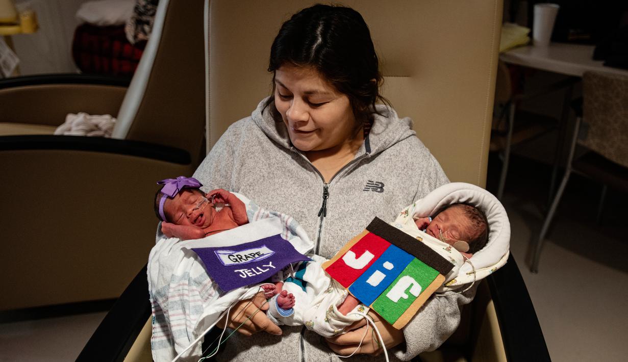 Daisy Najera menggendong bayi kembarnya berumur 6 hari yang memakai kostum selai kacang dan jeli di bagian NICU sebuah rumah sakit di Texas, Rabu (30/10/2019). Pihak RS memakaikan kostum pada bayi-bayi prematur untuk merayakan Halloween pertama mereka (Sarah A. Miller/Tyler Morning Telegraph via AP)