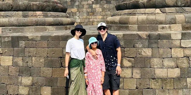 Potret Liburan Keluarga Vino G Bastian ke Borobudur, Nikmati Pemandangan Sawah