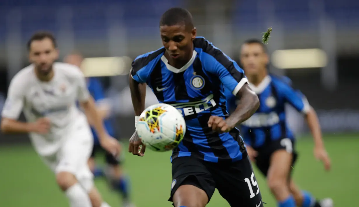 Bek Inter Milan, Ashley Young membawa bola saat bertanding melawan Fiorentina pada pertandingan lanjutan Liga Serie A Italia di di stadion San Siro di Milan, Italia, Rabu, (22/7/2020). Inter Milan bermain imbang 0-0 atas Fiorentina. (AP Photo/Luca Bruno)