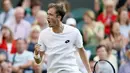 Daniil Medvedev memanfaatkan cedera Stan Wawrinka dengan meraih kemenangan atas unggulan kelima Wimbledon 2017 tersebut di Wimbledon Tennis Championships 2017, London, (3/7/2017). Stan kalah 4-6, 6-3, 4-6, 1-6. (AP/Kirsty Wigglesworth)