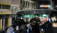 Layanan shuttle tersedia dengan jadwal waktu rutin untuk memudahkan akses pengunjung ke festival.