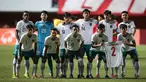 Starter Timnas Indonesia U-16 saat menghadapi Vietnam dalam laga final Piala AFF U-16 2022 di Stadion Maguwoharjo, Sleman, Jumat (12/8/2022). (Bola.com/Bagaskara Lazuardi)
