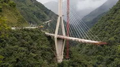 Penampakan sebuah jembatan gantung sebelum dihancurkan oleh para insinyur di Chirajara, Kolombia, Rabu (11/7). Sebelumnya, sebagian jembatan runtuh dan menewaskan sembilan pekerja saat pembangunannya pada Januari lalu. (AP Photo/Fernando Vergara)