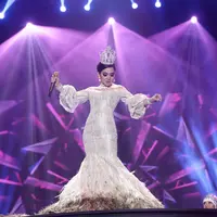 Syahrini sukses menggelar konser bertajuk The Biggest Concert 'Dream Big'. Konser disiarkan secara langsung oleh SCTV dari Studio 6 Emtek, Daan Mogot, Jakarta Barat, Jumat, 29 Januari 2016. (Andy Masela/Bintang.com)