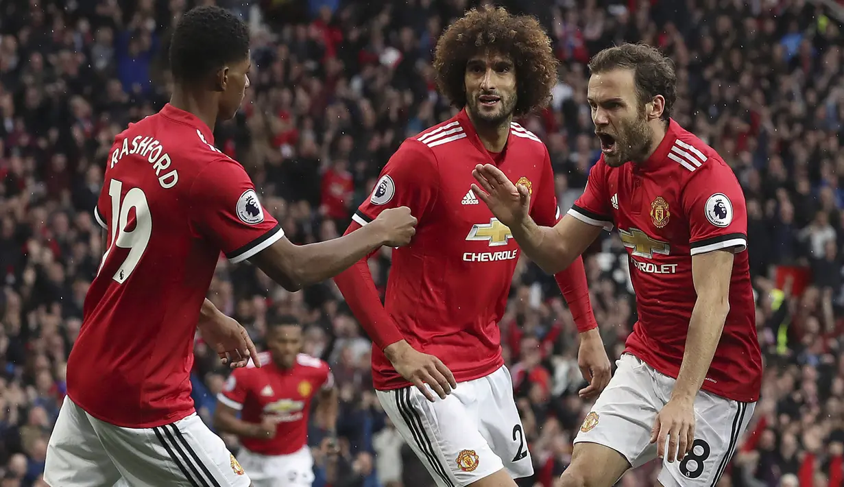 Para pemain Manchester United merayakan gol yang dicetak Juan Mata ke gawang Crystal Palace pada laga Premier League di Stadion Old Trafford, Manchester, Sabtu (30/9/2017). MU menang 4-0 atas Palace. (AP/Martin Rickett)