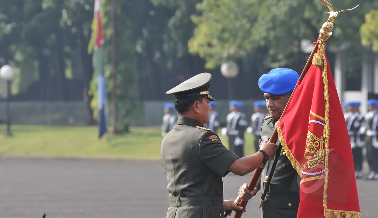 Mayjen TNI Maliki Mift (kanan) menerima pataka dari Panglima TNI Jenderal TNI Moeldoko saat peresmian organisasi Polisi Militer TNI di Mabes TNI, Jakarta, Senin (4/5/201). (Liputan6.com/Herman Zakharia)