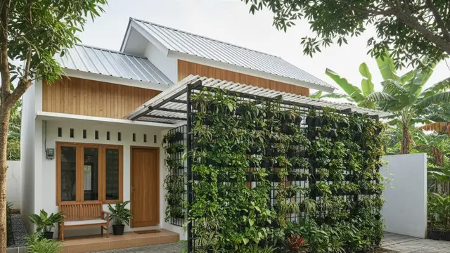 Model Rumah Kecil Tapi Luas dengan Pagar Tanaman Hijau