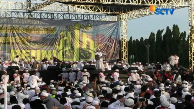 Gubernur DKI Jakarta Anies Baswedan yang hadir turut larut dalam lantunan zikir dan doa bersama ribuan umat muslim.