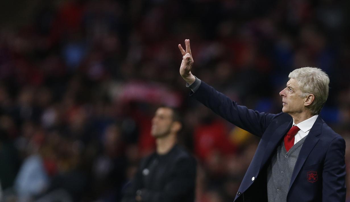 Pelatih Arsenal, Arsene Wenger memberikan arahan kepada timnya saat melawan Atletico Madrid pada semifinal Liga Europa di Wanda Metropolitano stadium, Madrid, (3/5/2018). Atletico menang 1-0. (AP/Francisco Seco)