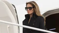 Tampilan perdana Melania Trump sebagai first lady Amerika Serikat ke-45 dengan rangkaian busana rancangan desainer ternama. (Foto: popsugar.com)