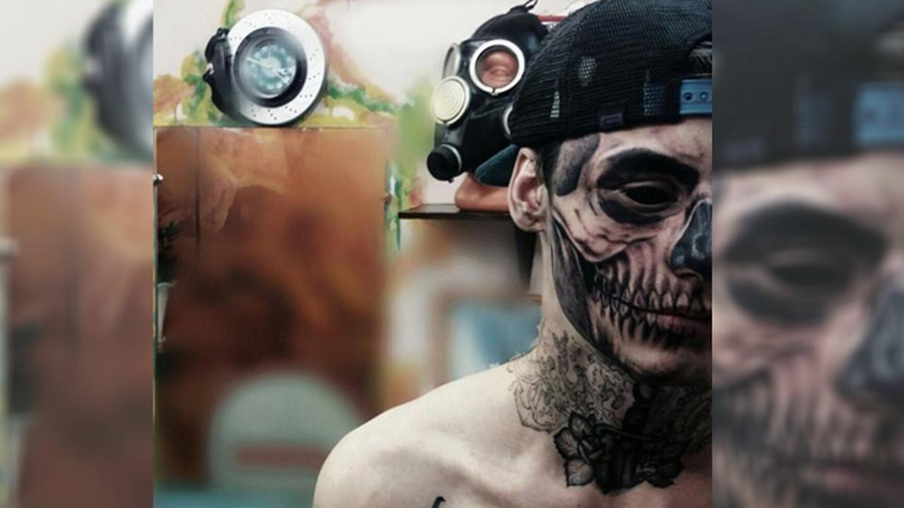 Ngeri, Pemuda Ini Menato Gambar Tengkorak di Wajahnya