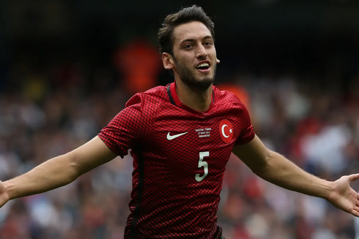 Gelandang asal Turki, Hakan Calhanoglu, dikabarkan segera menjadi pemain baru AC Milan.