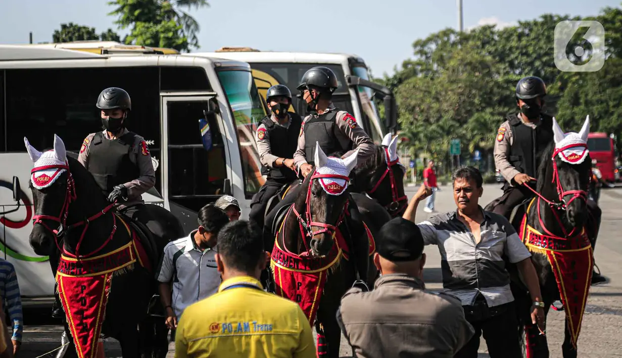 <p>Polisi berkuda dari Unit Satwa Polri melakukan patroli di Terminal Kampung Rambutan, Jakarta, Minggu (8/5/2022). Polisi berkuda dari Unit Satwa Polri secara rutin berpatroli guna memberikan rasa aman kepada penumpang yang tiba di Terminal Kampung Rambutan. (Liputan6.com/Faizal Fanani)</p>