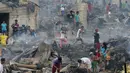 Suasana permukiman di wilayah Navotas, Metro Manila yang ludes terbakar, Filipina, Selasa (10/1). Petugas masih menyelidiki penyebab kebakaran ini. (AP Photo/ Bullit Marquez)