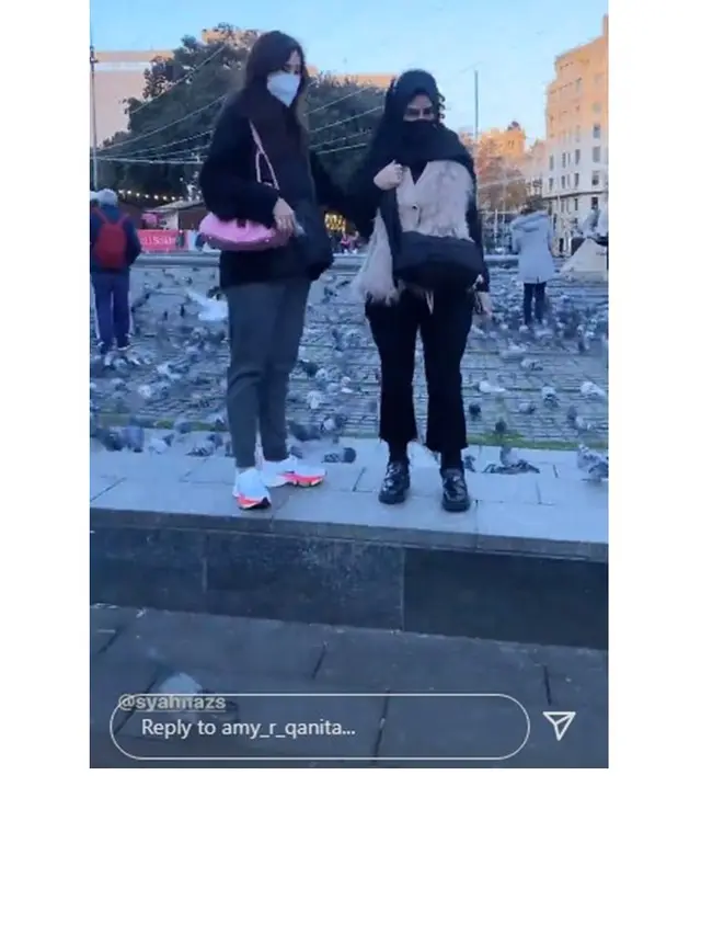 7 Gaya Mama Amy Qanita saat Liburan di Barcelona, Tampil Stylish