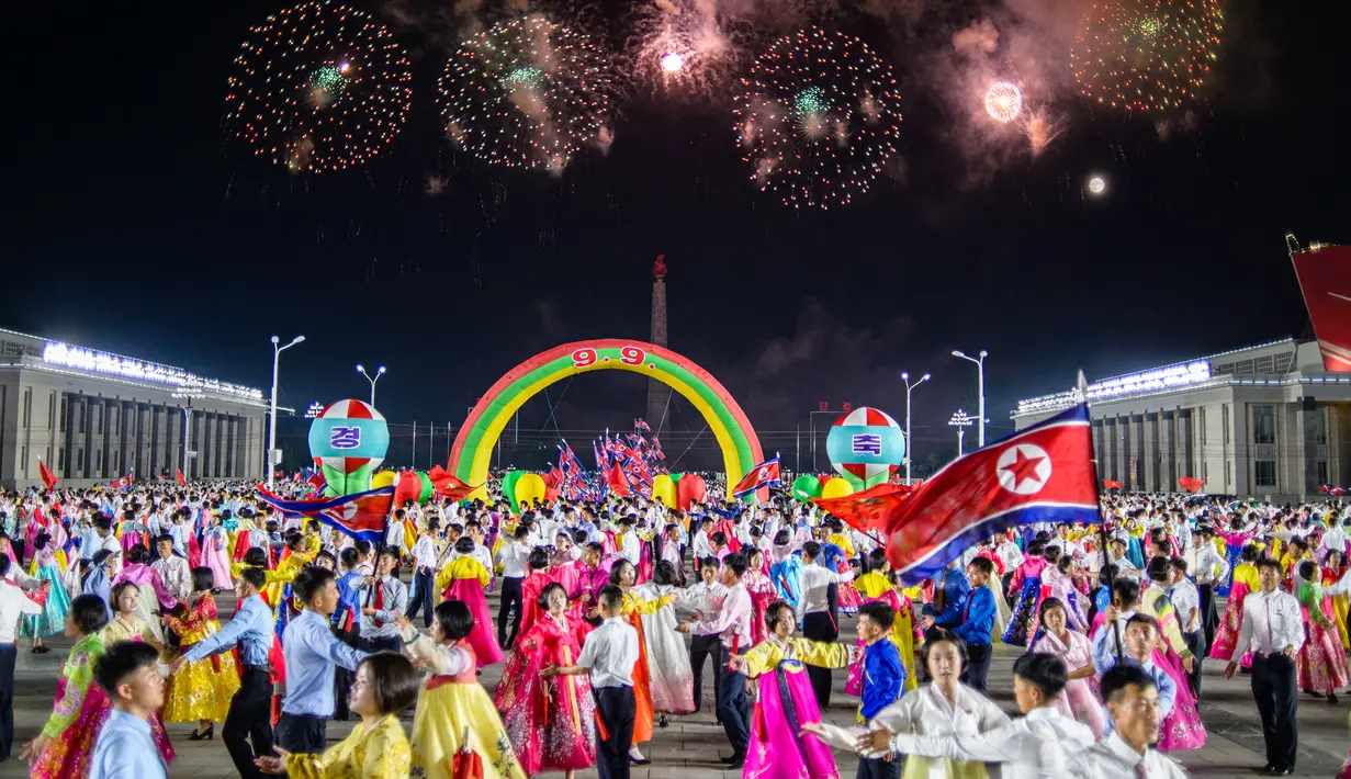 Orang-orang menari pada acara perayaan Hari Ulang Tahun ke-74 Korea Utara di Kim Il Sung Square, Pyongyang, Korea Utara, 9 September 2022. (KIM Won Jin/AFP)